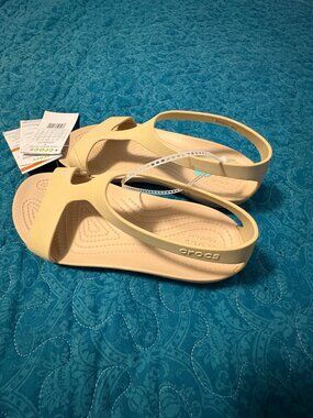 Crocs Serena Beige Beach Walking T Stra Open Toe Sandals Women's Size 6. NWT